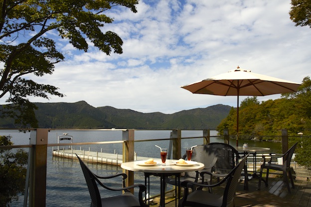 箱根・芦ノ湖をのぞむ絶景デザートレストランで<br> 極上のティータイムを