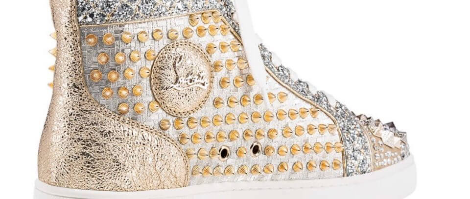 ルブタンのロゴが目立つ金のスニーカー