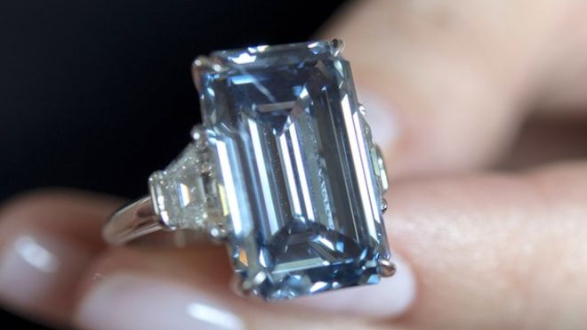 稀少なファンシービビッドブルーのダイヤモンドの指輪