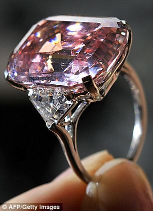 ピンクダイヤモンドには珍しいエメラルドカット