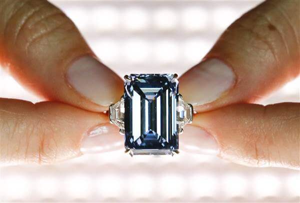 ブルーダイヤはこの世に０．０００１％しかないと言われている