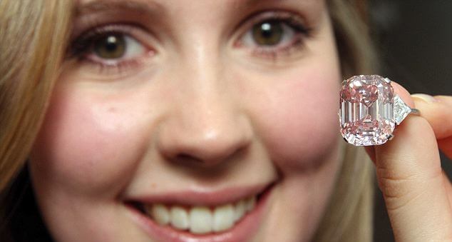 指輪には２４．７８カラットのピンクダイヤが施されている