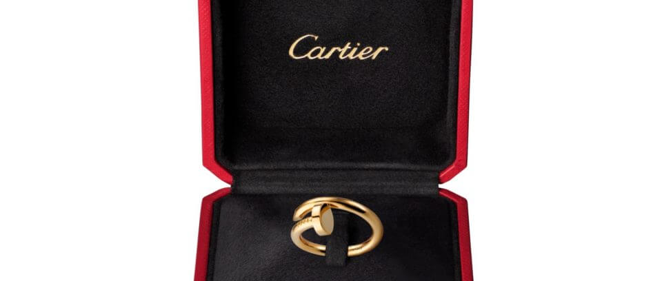 カルティエの象徴の真っ赤なリングケースに入った指輪