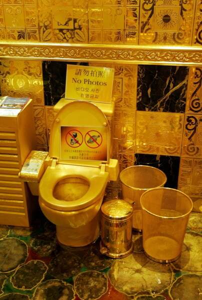 純金トイレ