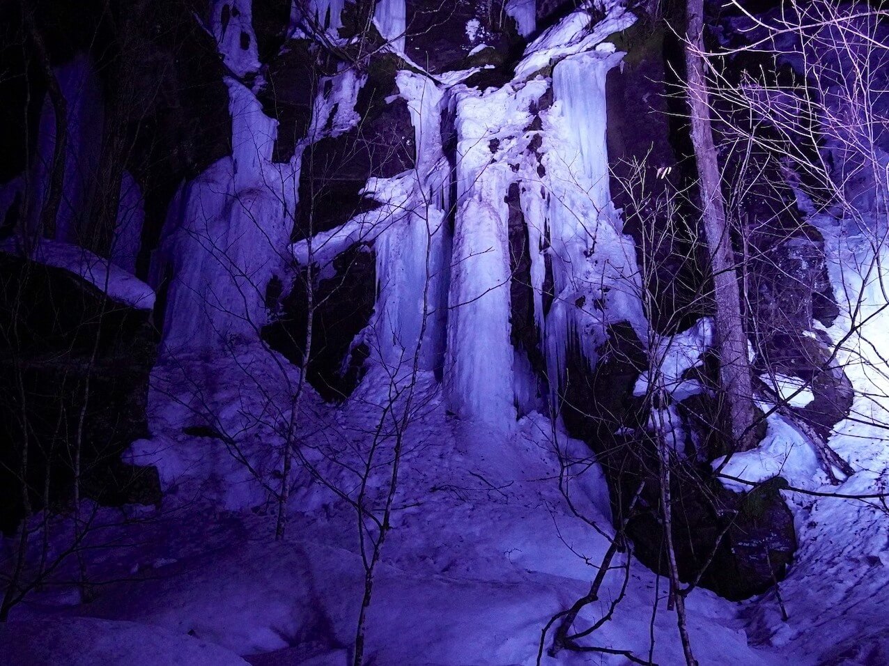 ライトアップされた氷爆