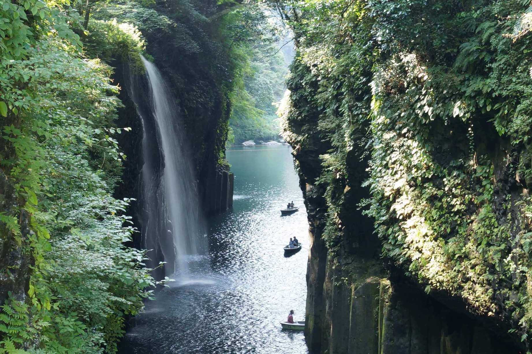 湯布院からドライブに出発！ 宮崎の絶景スポット「高千穂峡」をめざして