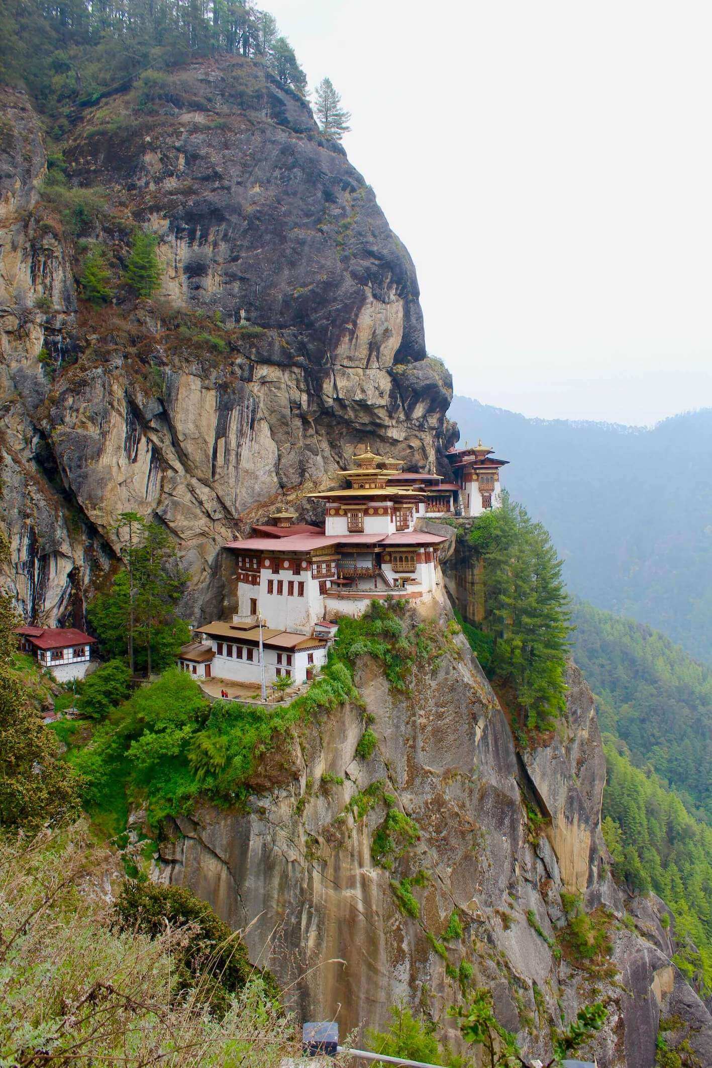 標高2,500mの険しい崖の途中に建つタクツァン僧院