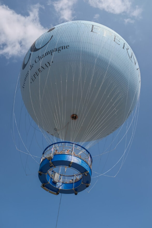 シャルル・ド・ゴール大広場にある係留型気球「ル・バロン・デペルネ(Le Ballon d’Epernay)」
