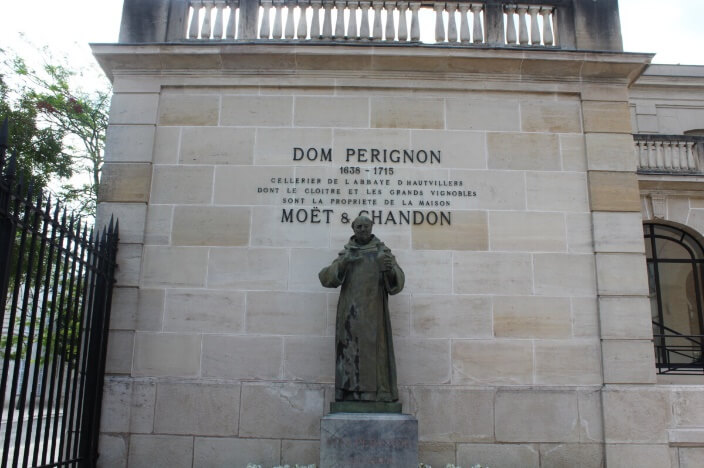 ドン ・ペリニヨン修道士の銅像